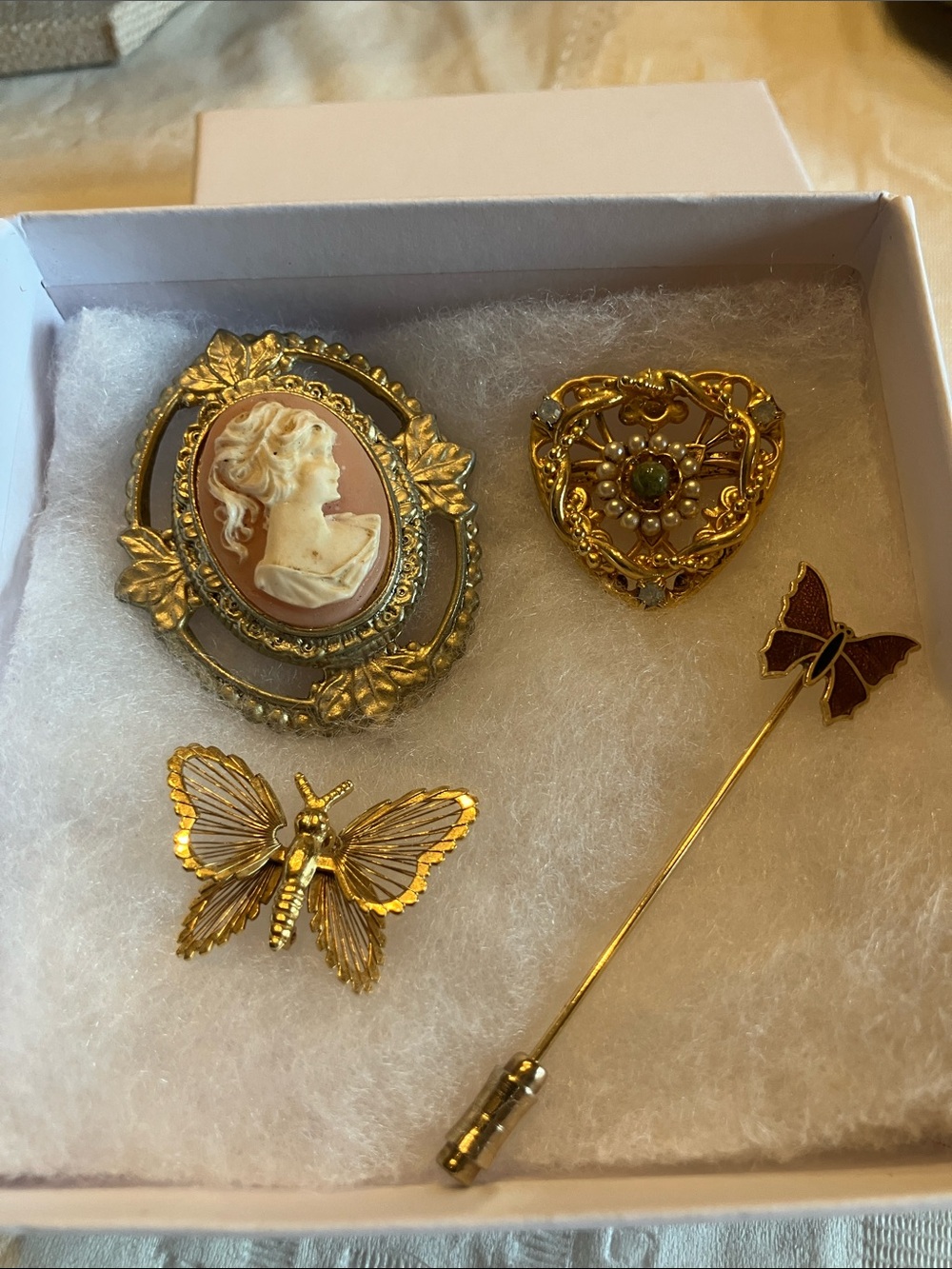 FOUR BROOCHES VINTAGE